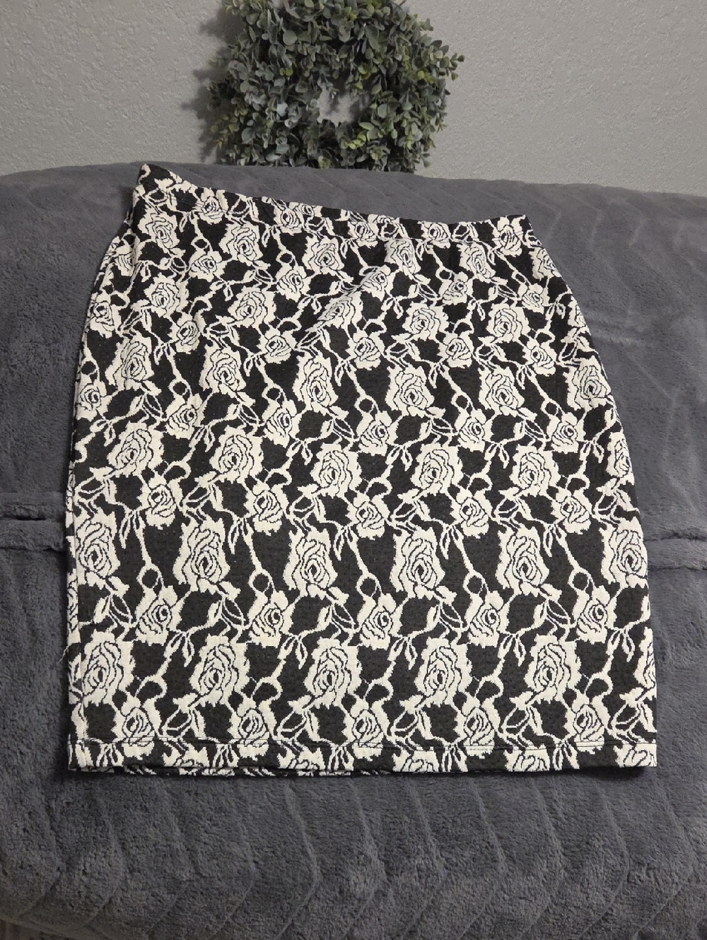 Floral Lace-Pattern Pencil Skirt - Black & White